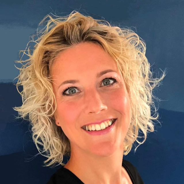 Frieda Bakker Business consultant glimlach blonde vrouw met krullen