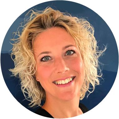 Frieda Bakker Holistisch Advies voor Ondernemers lachende vrouw met blonde krullen